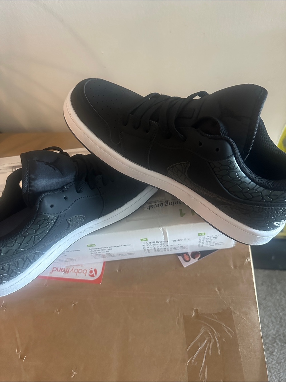 Men's Black Low-Top Casual Sneakers
